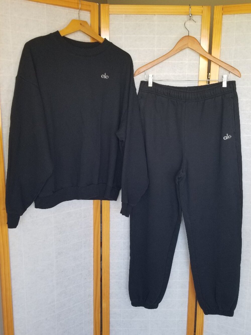 Alo Accolade Black Two-Piece Set Crew Neck Sweatshirt Jogger Pants Size Large